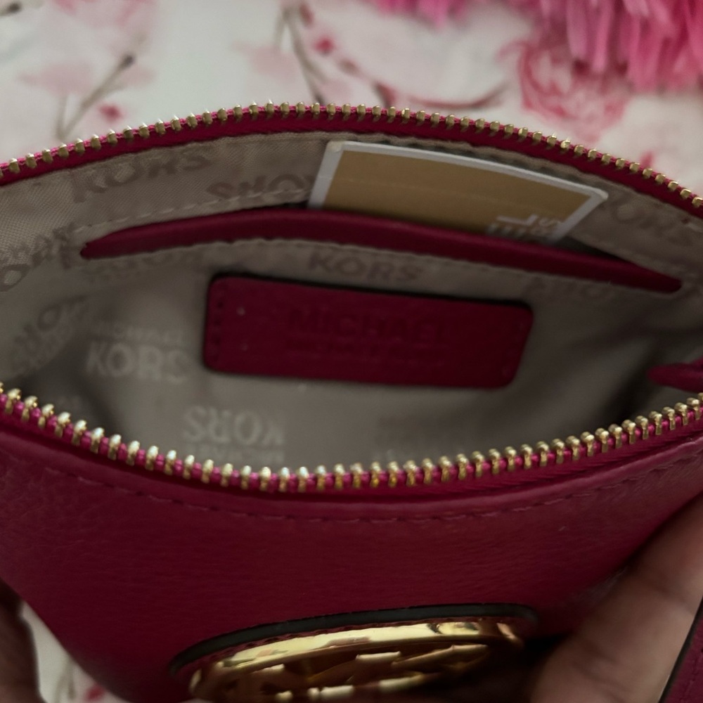 Michael Kors wristlet in excellent condition with tag. The color is maroon - Picture 3 of 5